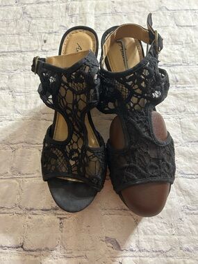 AMERICAN EAGLE BLACK LACE WEDGE SANDALS STRAPY BOHO DESIGN WITH A BUCKLE SIZE 9